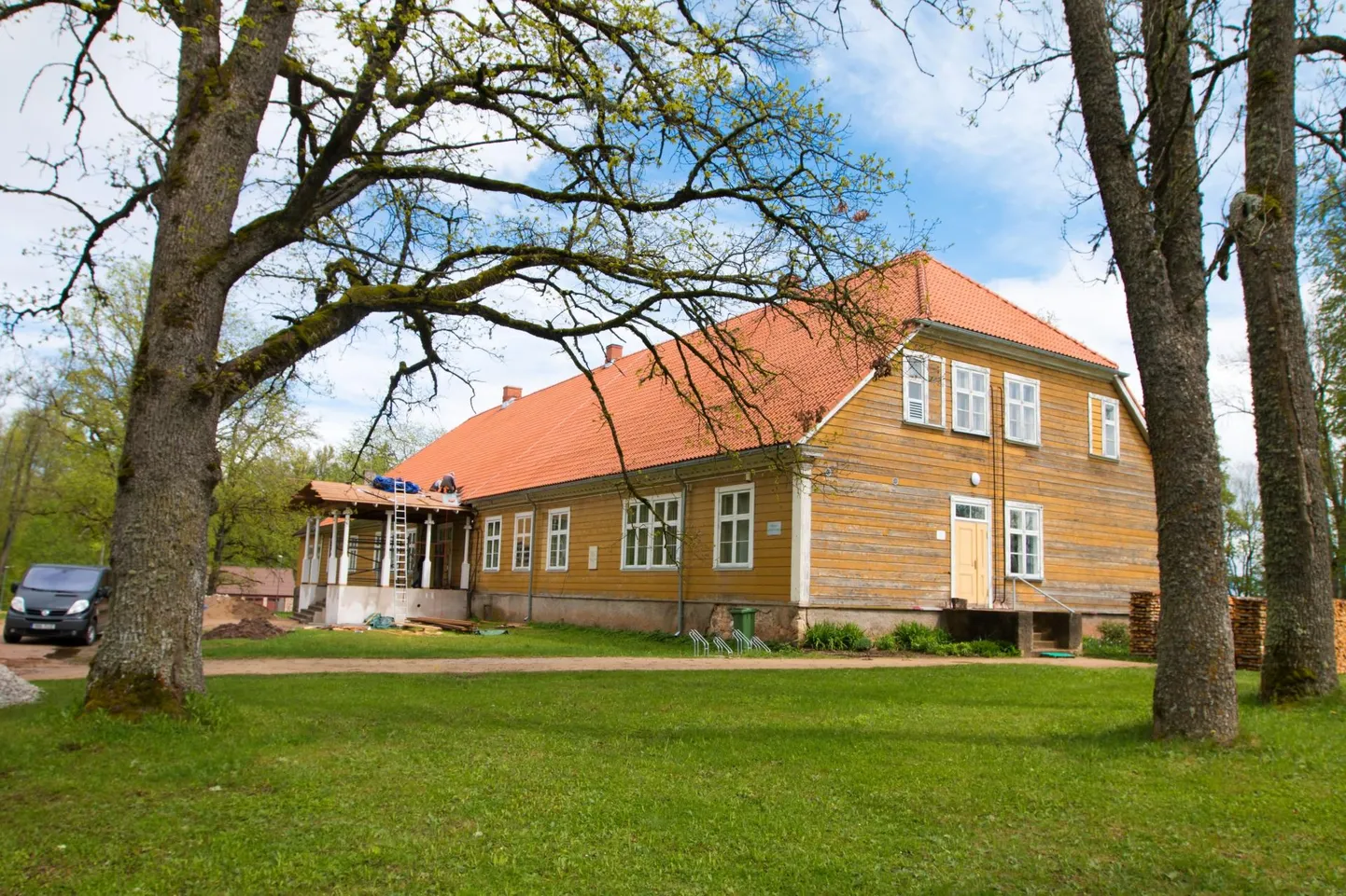 Riidaja mõisapark täitub meluga.
