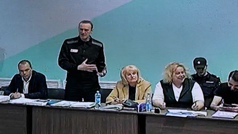 Навального начали судить по «экстремистскому» делу. В нем целых семь статей УК