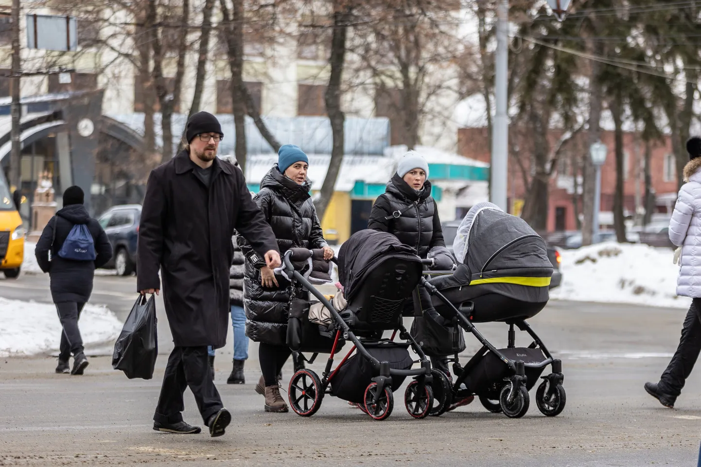 Пока весь мир готовится к войне, Украина живет своей жизнью.