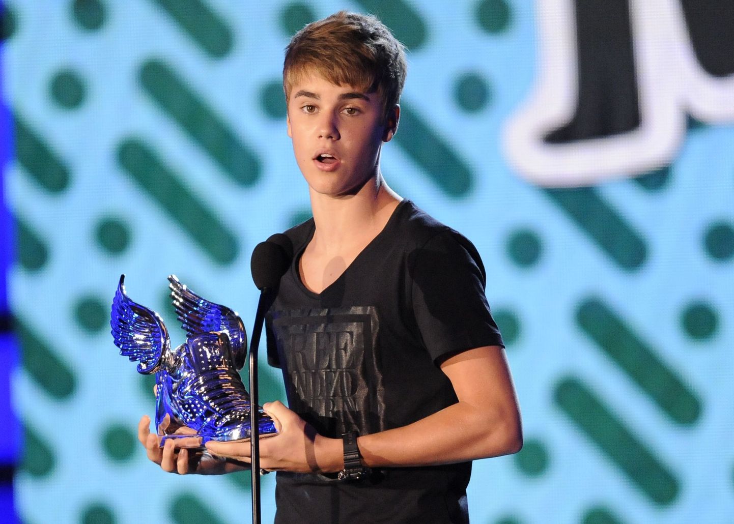 Laulja Justin Bieber sai "Do Something Music Artist" auhinna