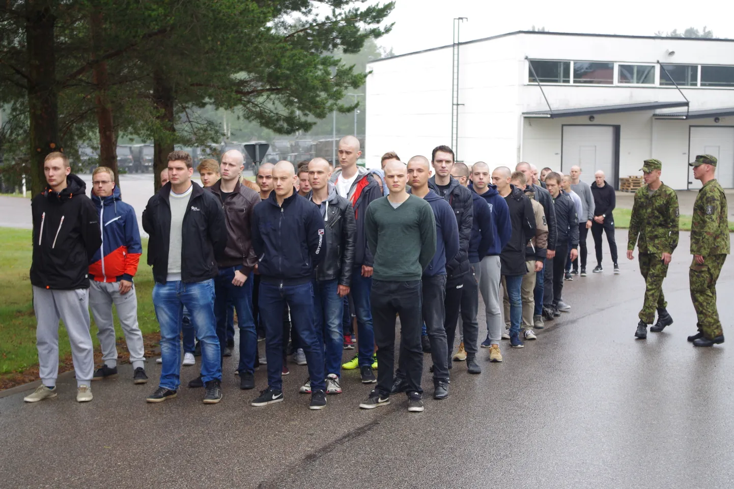 Teenistusse saabunud ootavad söömaminekut.