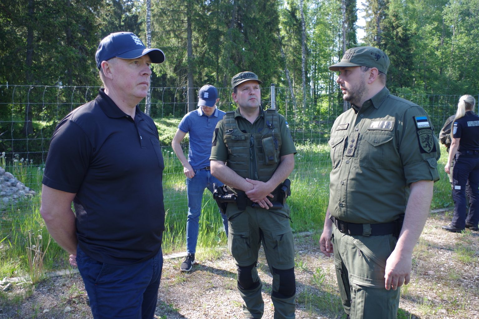 Kaitseminister Kalle Laanet käis esmaspäeva hommikul piiriehitust vaatamas.