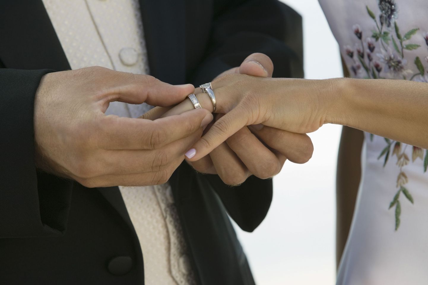 Abiellumiseks ootavad Eesti naised initsiatiivi meestelt.