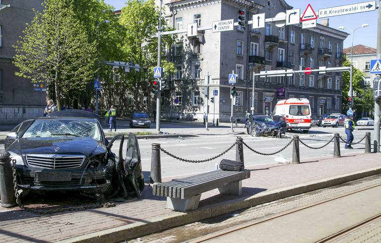 Tallinnas Tartu maantee ja Kreutzwaldi tänava ristmikul õnnetusse sattunud Mercedes-Benz (ees vasakul) ning suuravarii põhjustanud BMW (paremal tagaplaanil). Autor: