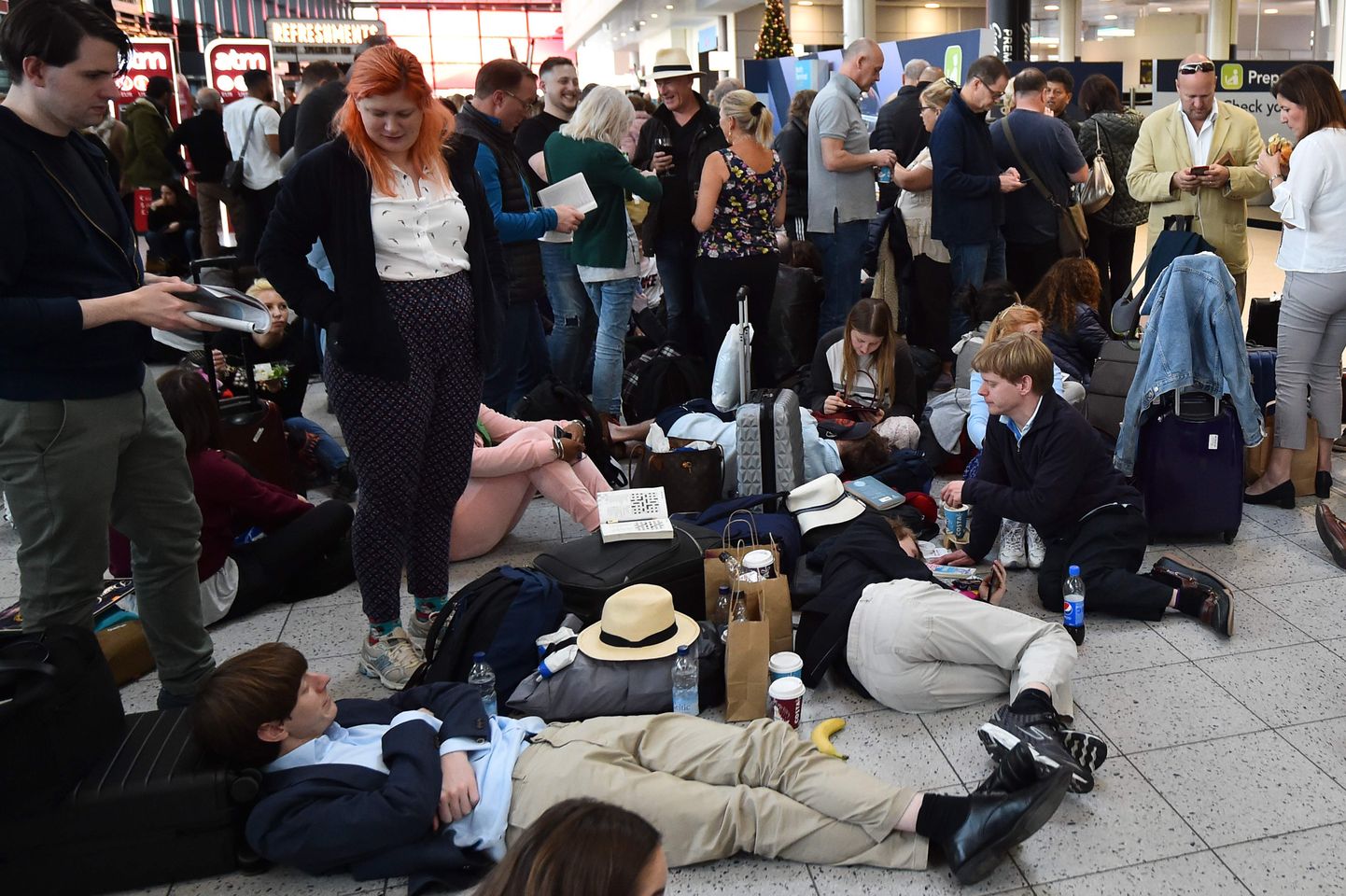 Пассажиры в ожидании рейсов в лондонском аэропорту.