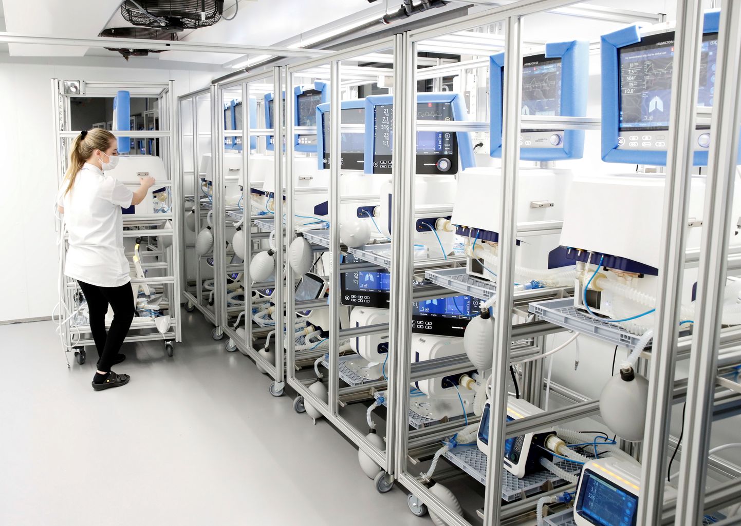 Аппараты искусственной вентиляции легких в одной из клиник Швейцарии.