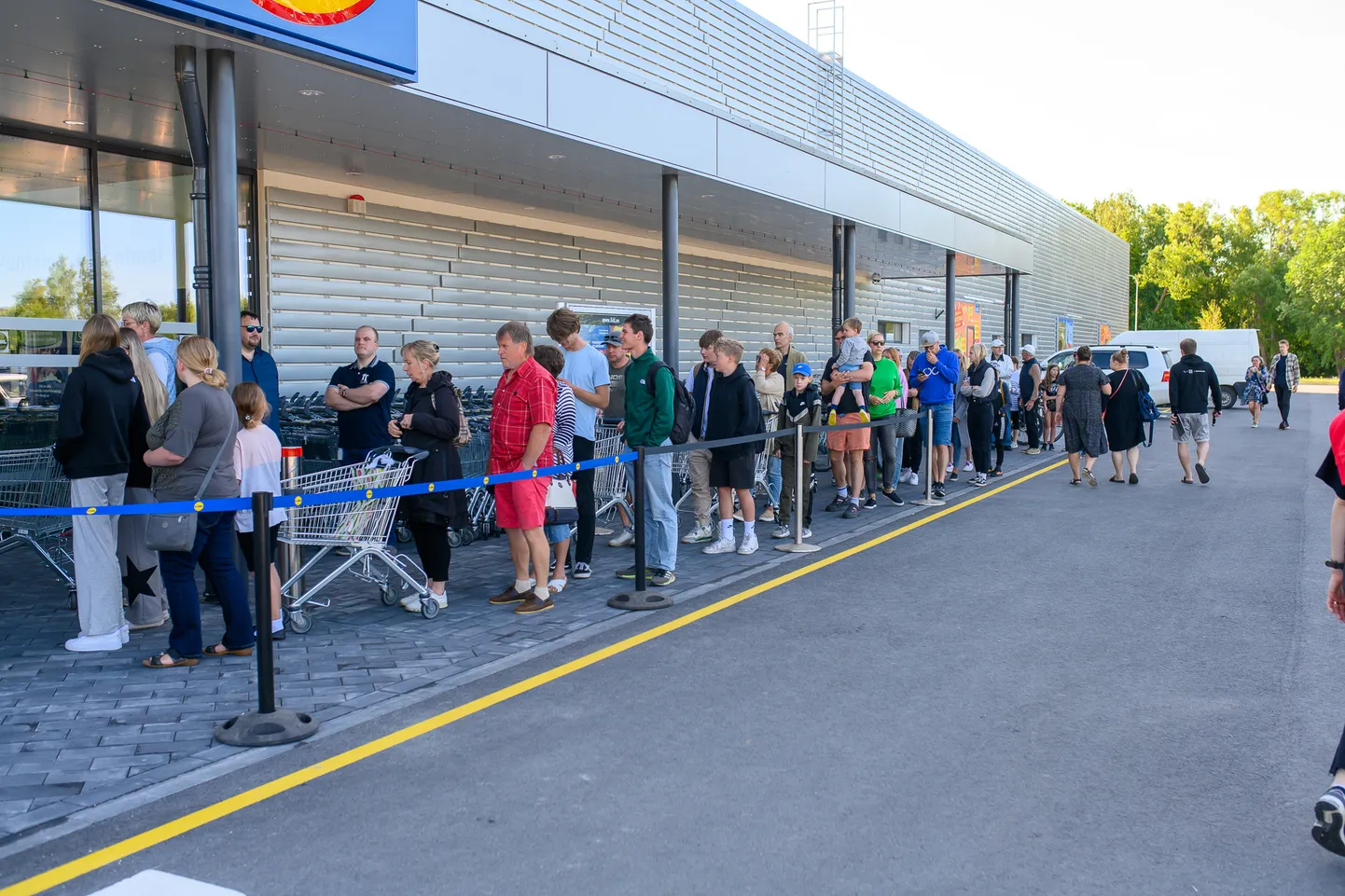 Открытие магазина Lidl на Сааремаа. У входа выстроилась очередь.