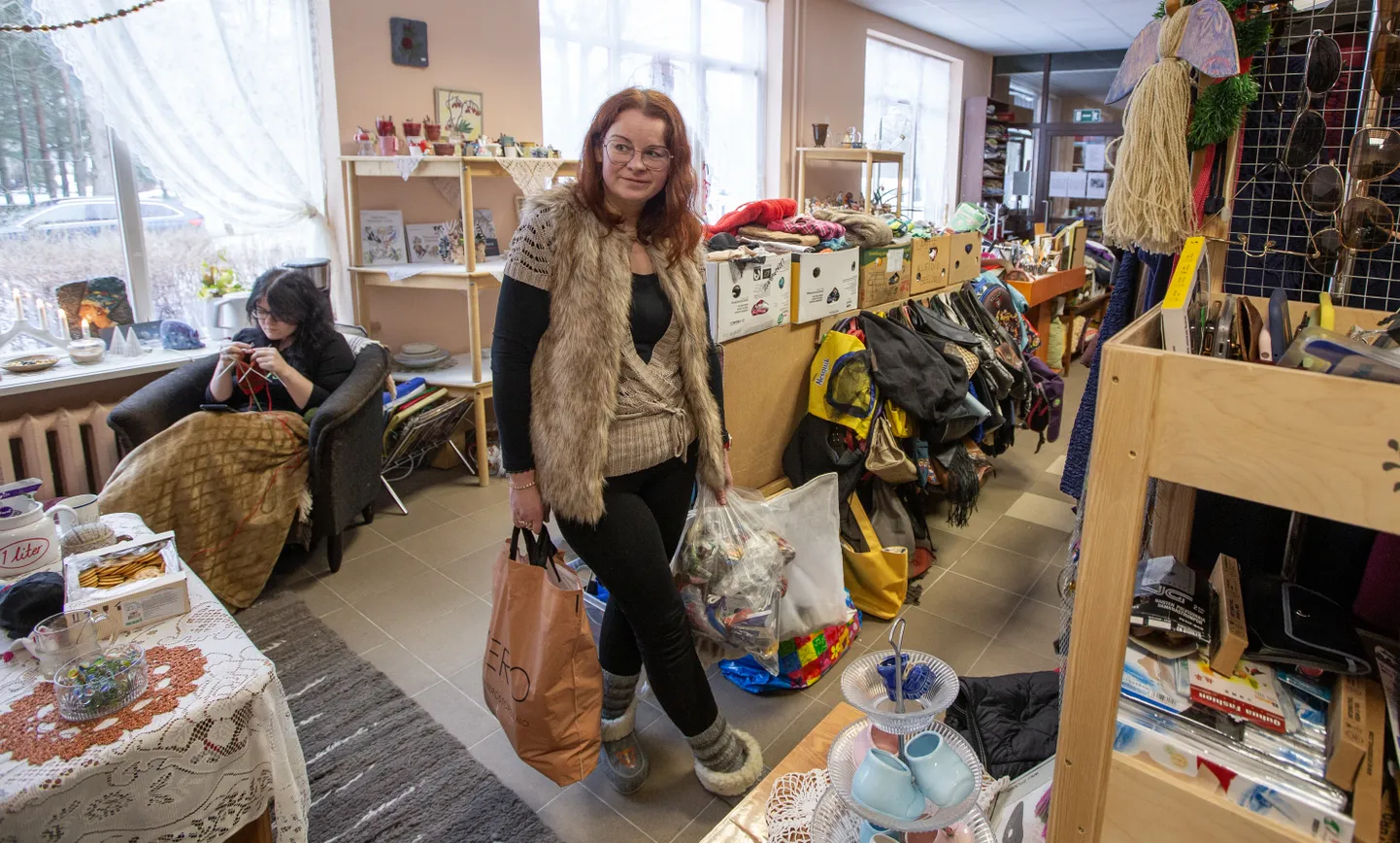 Kristina Tammiksaar ja Melika Tali tegelevad kirbuka lahtioleku ajal kõige ehedama taaskasutusega: koovad ja heegeldavad lõngajääkidest uusi asju.