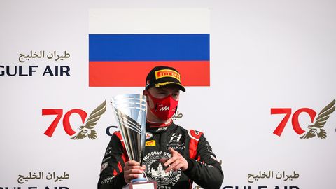 Haasi F1 meeskond halastas modelli rinda käperdanud noorele venelasele