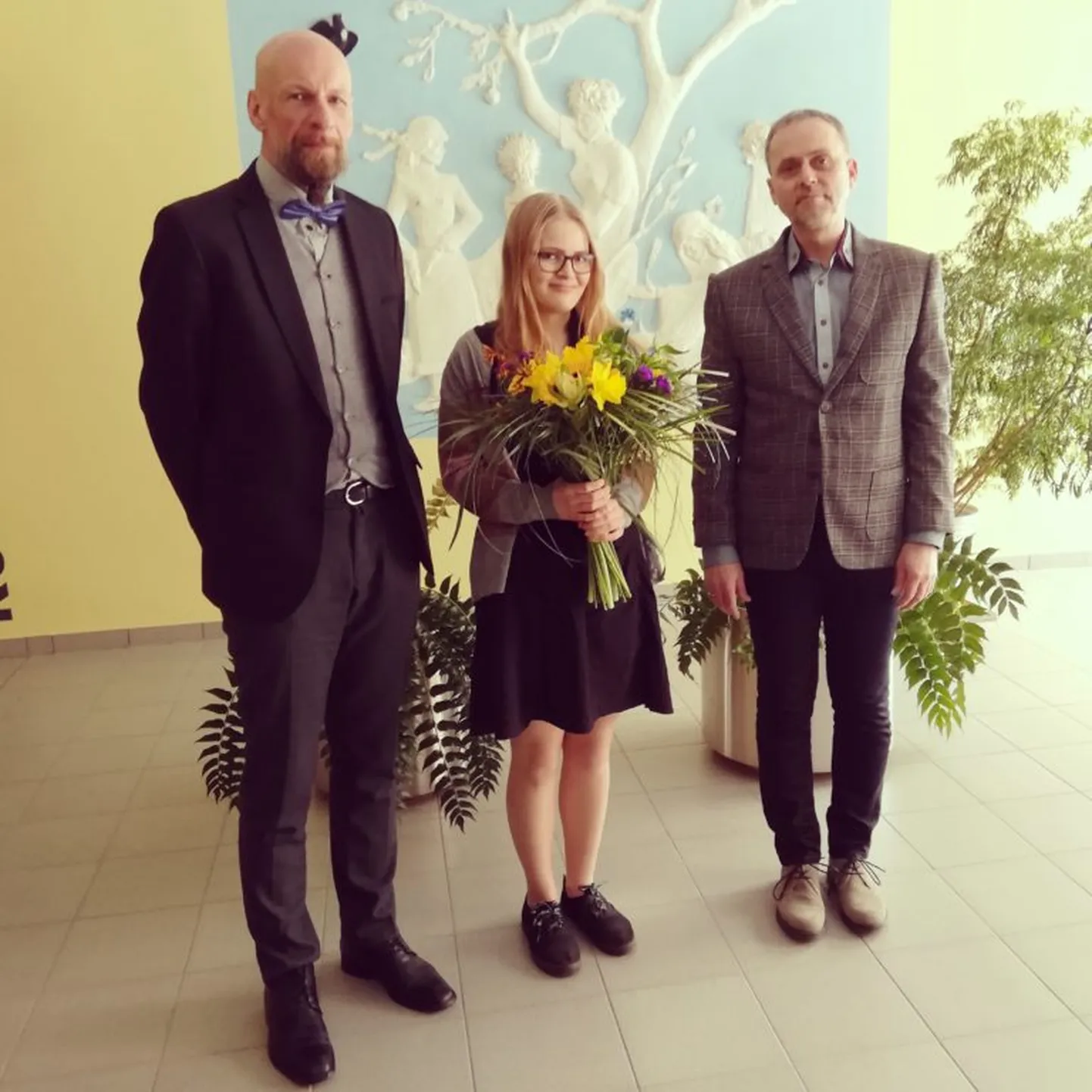 Stipendiumi võitja Kristi Umblejaga jagavad rõõmu Räpina aianduskooli direktor Kalle Toom (vasakul) ja STIHLi maaletooja Farron Tehnika OÜ esindaja Marko Altmäe.