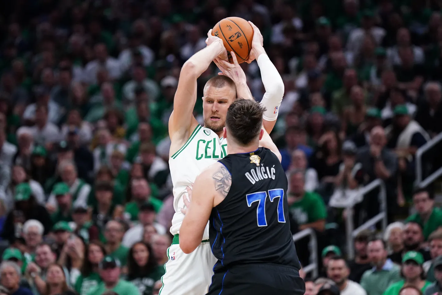 Kristaps Porzingis (palliga) ja Boston Celtics mängisid üle Luka Doncici ja Dallas Mavericksi.