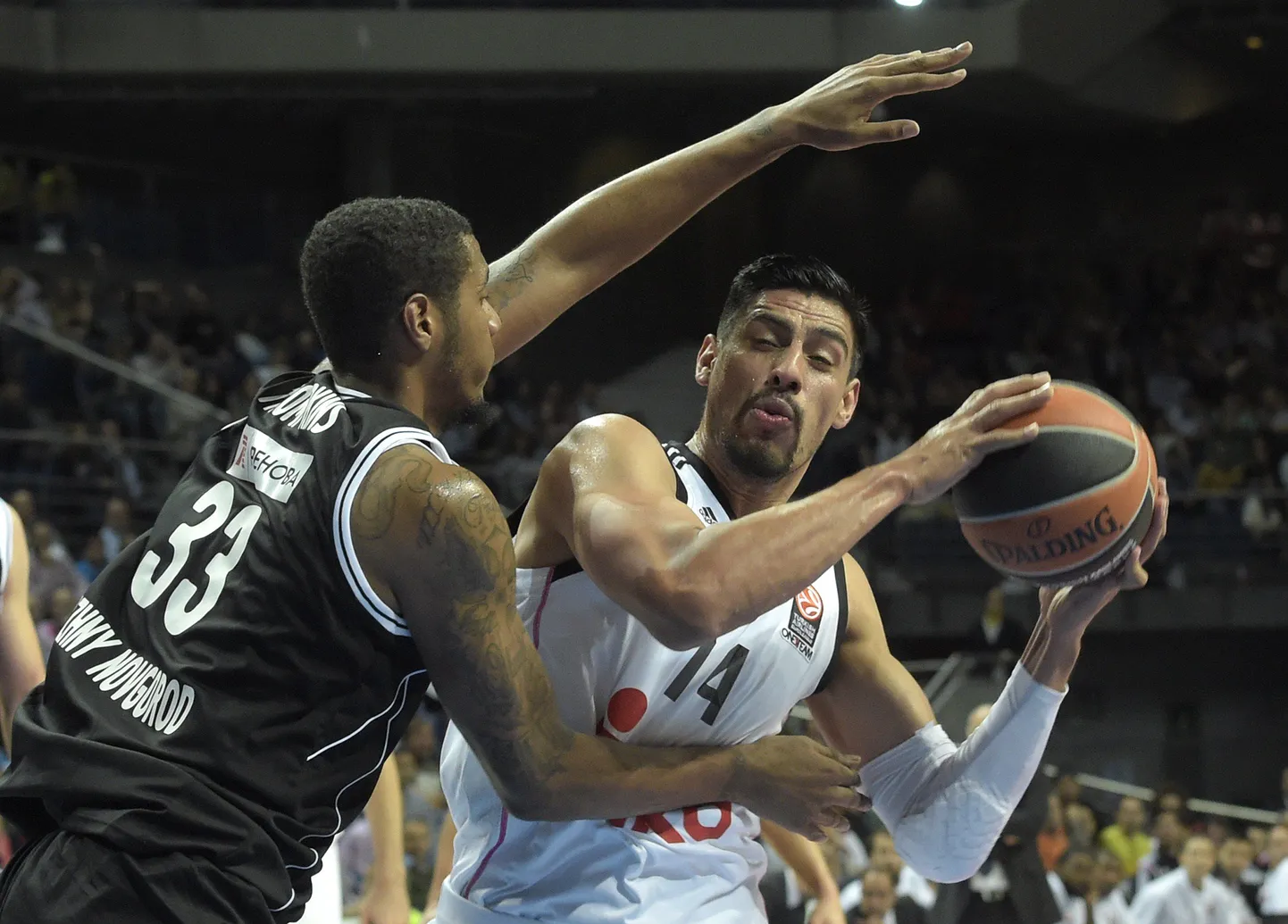 Nižni Novgorodi mängumees Trey Thompkins (vasakul).