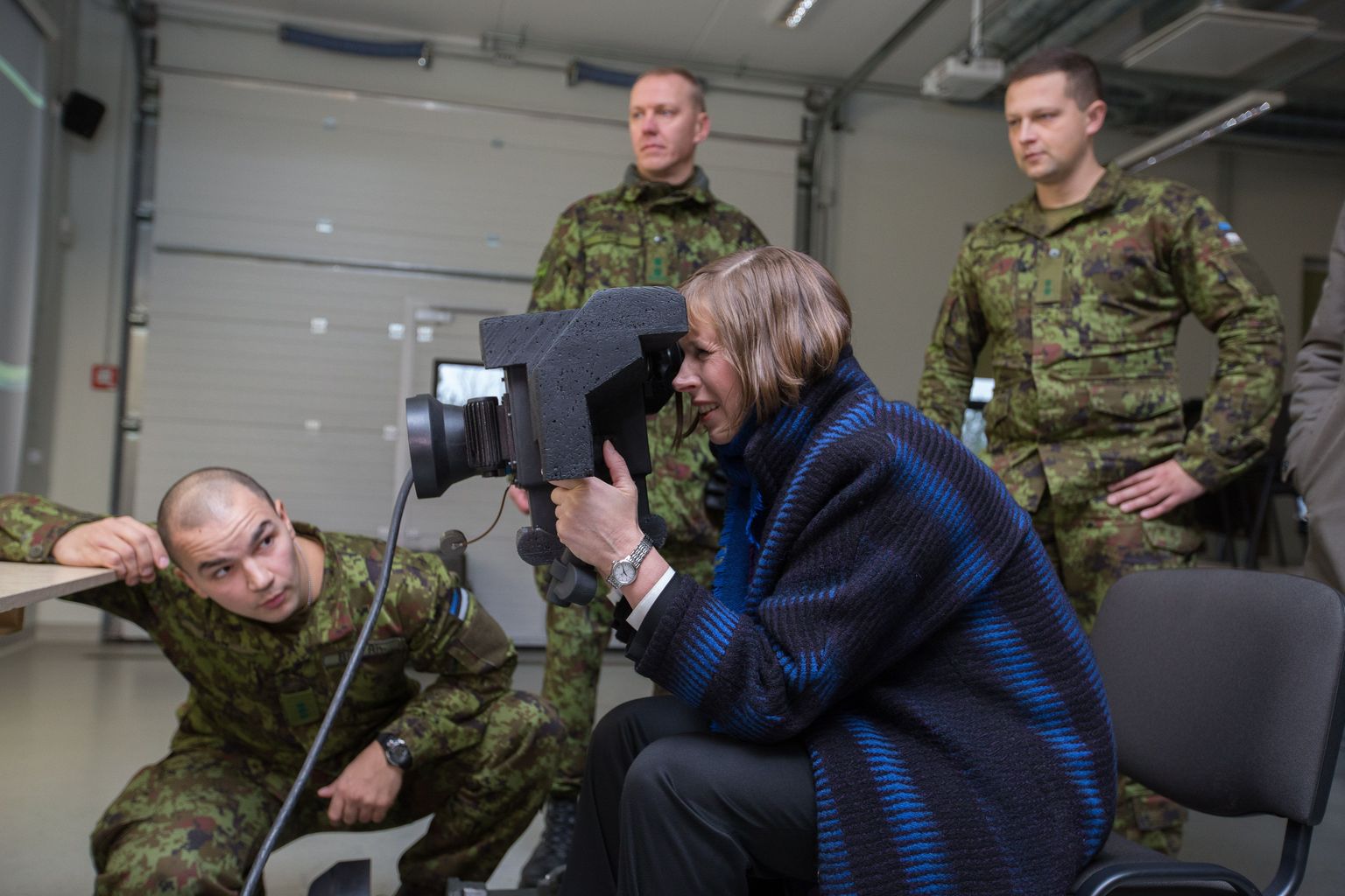 Jõhvis Viru jalaväepataljoniga kohtudes kasutas president Kersti Kaljulaid võimalust tabada vaenlast Javelin-tüüpi raketi simulatsiooniga.
