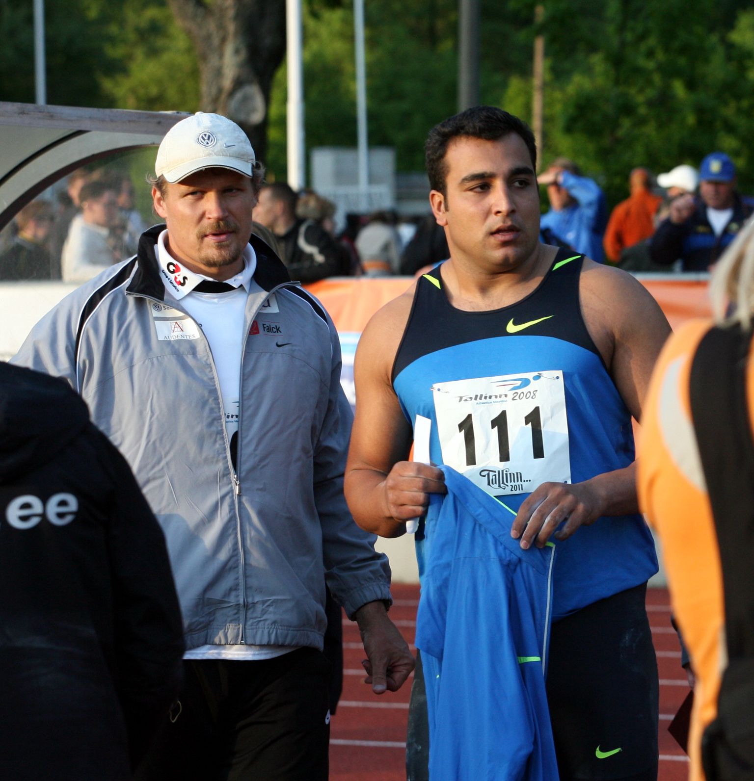 Ehsan Hadadi on käinud Eestis mitmeid kordi võistlemas ja heitnud siin ka oma rekordi. Antud pildil on ta koos Aleksander Tammertiga.
