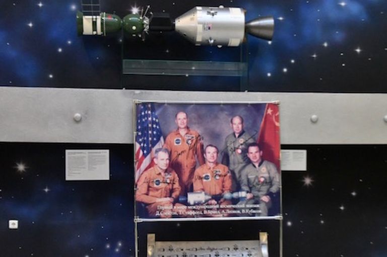 Участники космического эксперимента  - стыковки "Союз" - "Аполлон" 