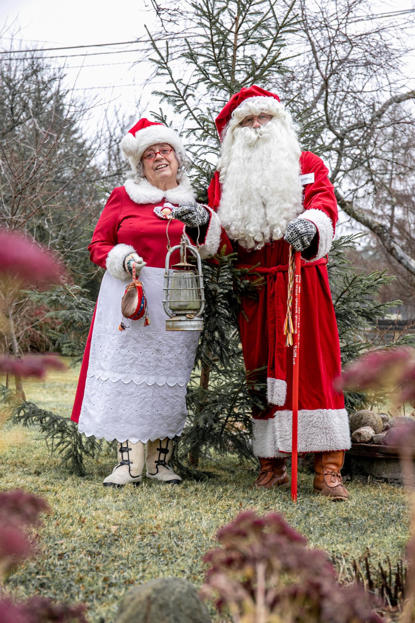 “Lapsed ootavad meid ja nendega koos on tore olla,” ütlevad jõulumemm Naima ja jõulutaat Elmar oma koduaias Kilingi-­Nõmmes.