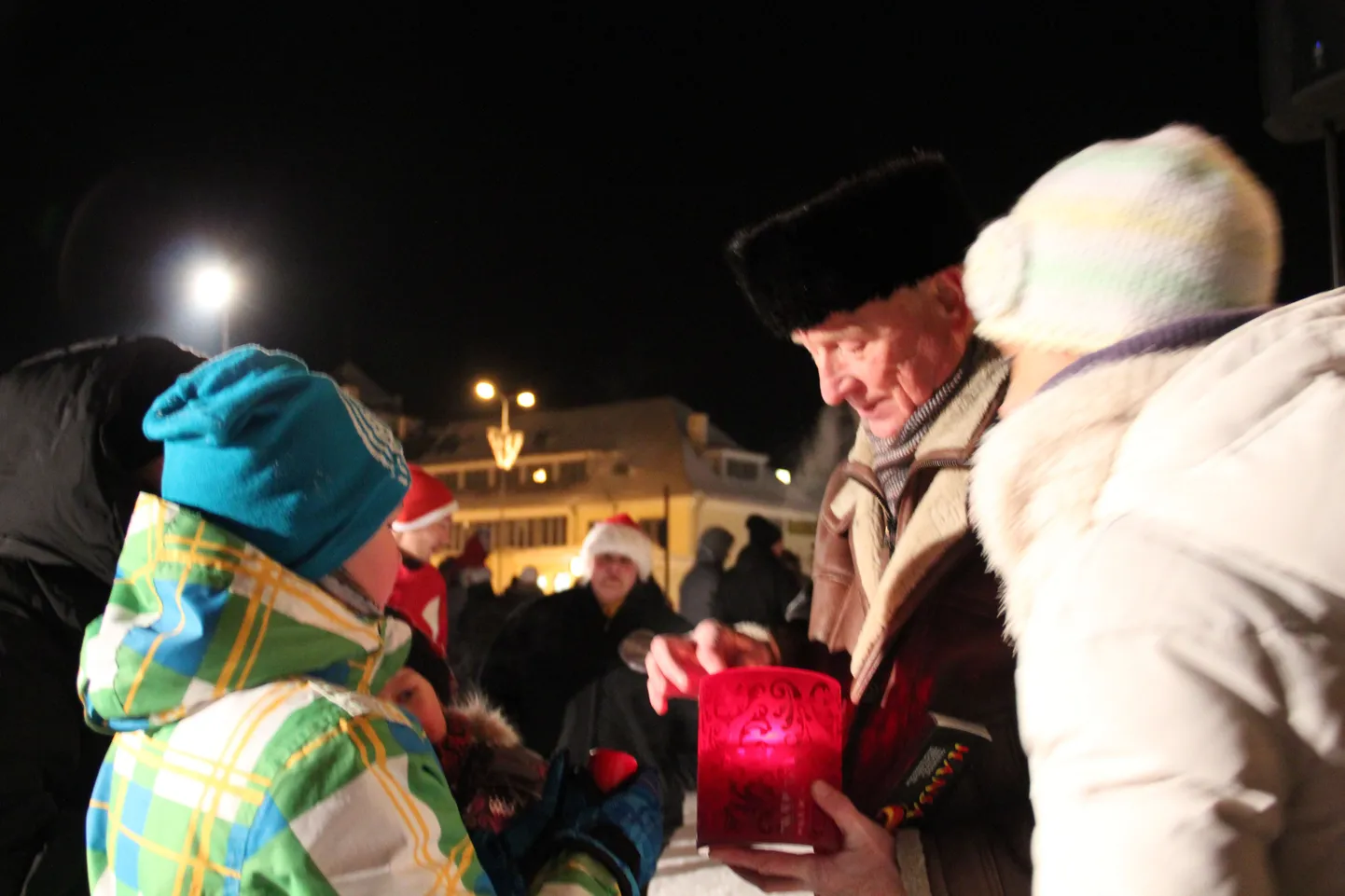 Esimene advent Rakvere linna jõulupuu juures.Rakvere linnapea Toomas Varek jagab soovijatele jõulutuld.