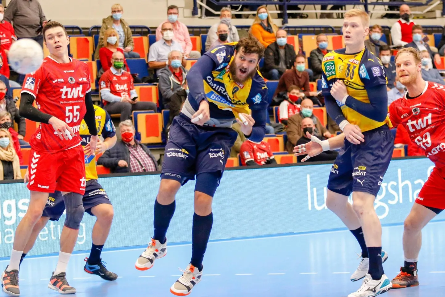 Mait Patrail (keskel) viskel Saksamaa liiga mängus Ludwigshafeniga.