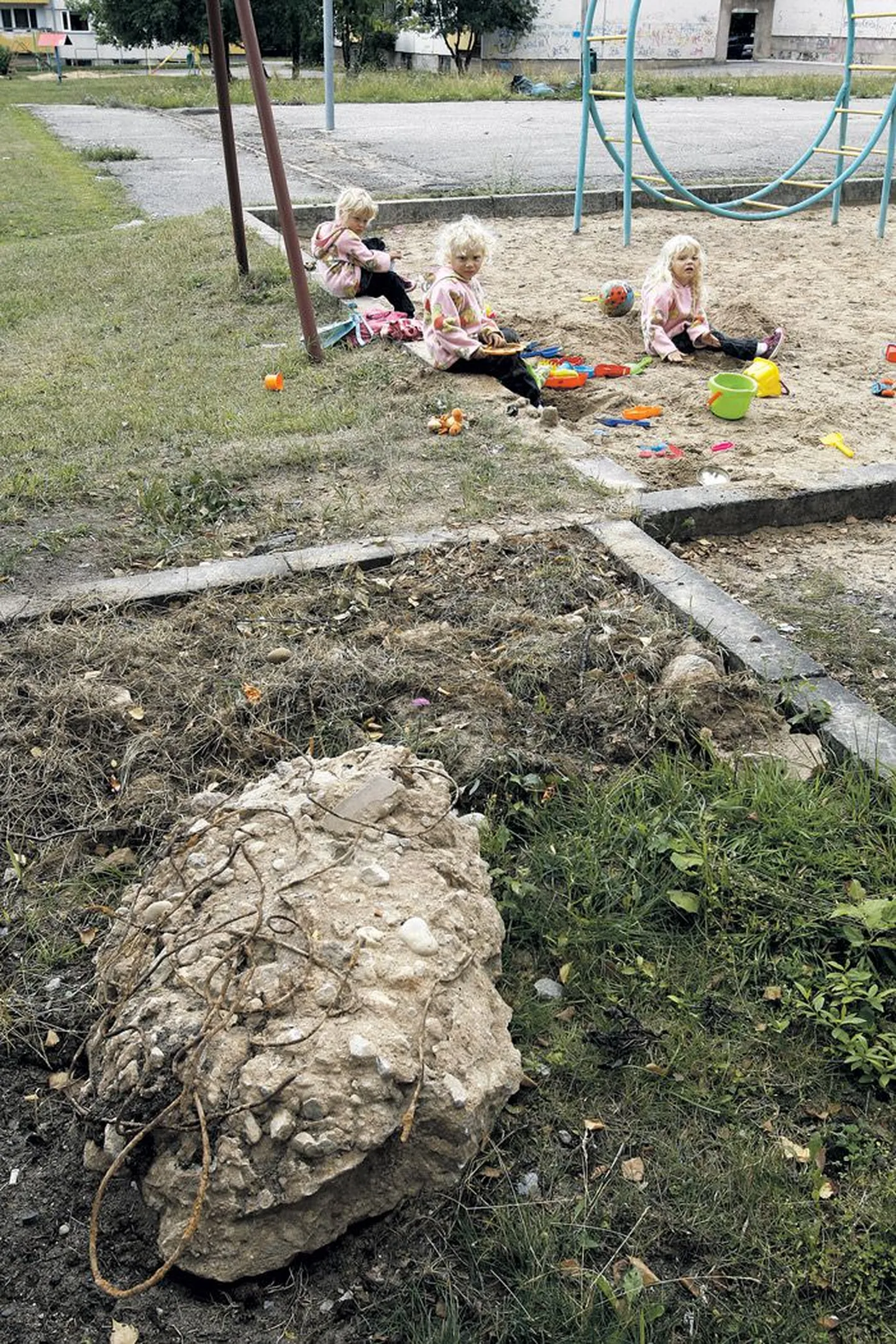 Peagi neljaseks saavad Karoli (vasakult), Serili ja Merili mängivad hea meelega Kaunase pst 51 taha jäävas linna mänguväljaku liivakastis, mille nende ema läinud nädalal rämpsust puhtaks tegi. Kui  liiva juurde saaks, oleks mudilastel veel toredam.