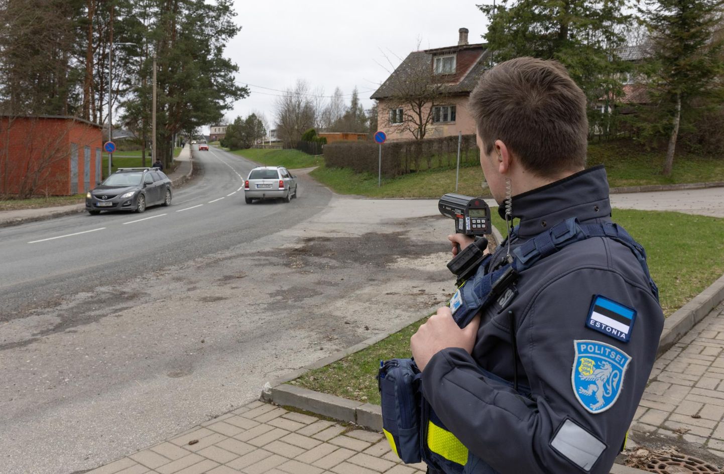 Patrullpolitseinik mõõtis teisipäeval kella 15 ajal kiirust Viljandis Reinu teel. Ühtegi kihutajat tänavalõigul ei olnud.