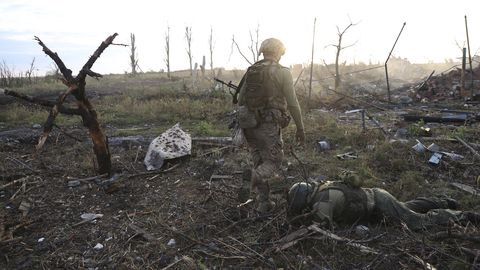 Analītiķis skaidro, cik izmaksā viena okupanta likvidēšana frontē