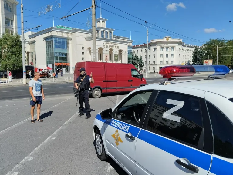 Оккупационная полиция у кинотеатра в центре Херсона.