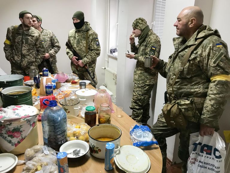 Щедрый обеденный стол для украинских солдат. Любой желающий может прийти в любое время и получить горячую еду, принесенную местными жителями