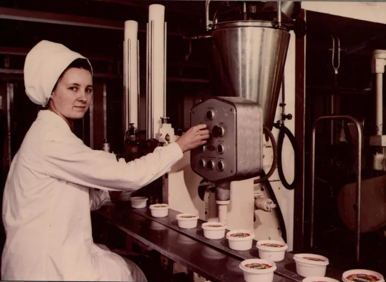 Оператор упаковывает плавленый сыр Merevaik. Пярну, 1977 год.