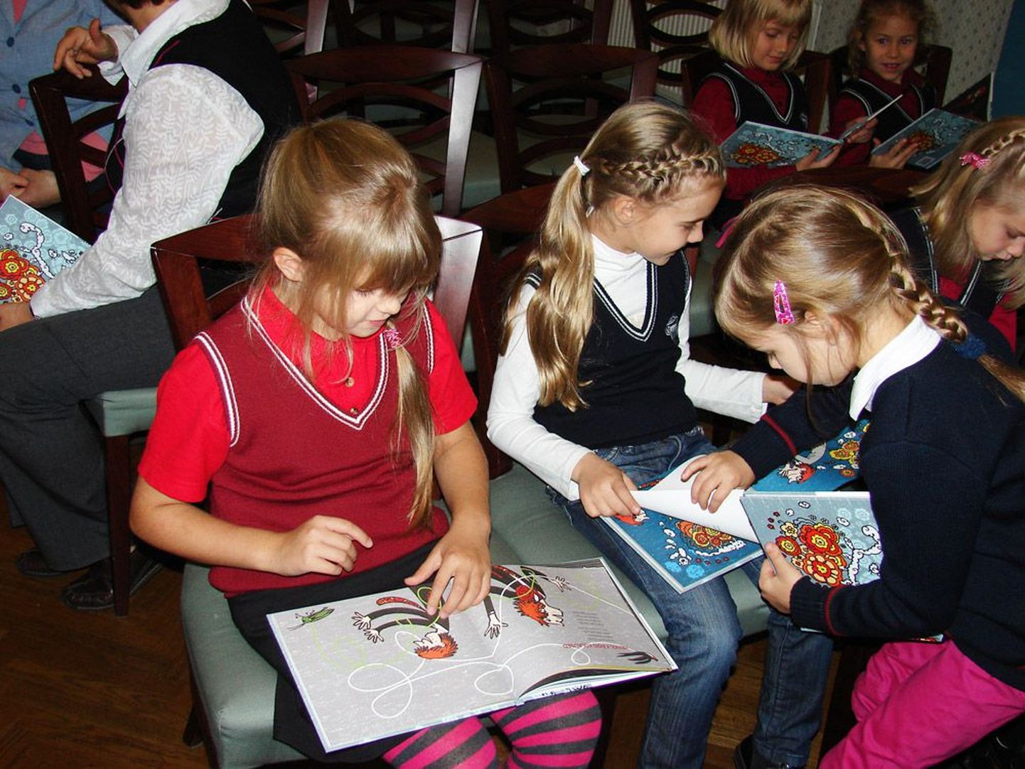 Tallinna inglise kolledži 1.a klassi lapsed uudistamas kingituseks saadud Jaanus Vaiksoo raamatut «Onu Heino väike pere».