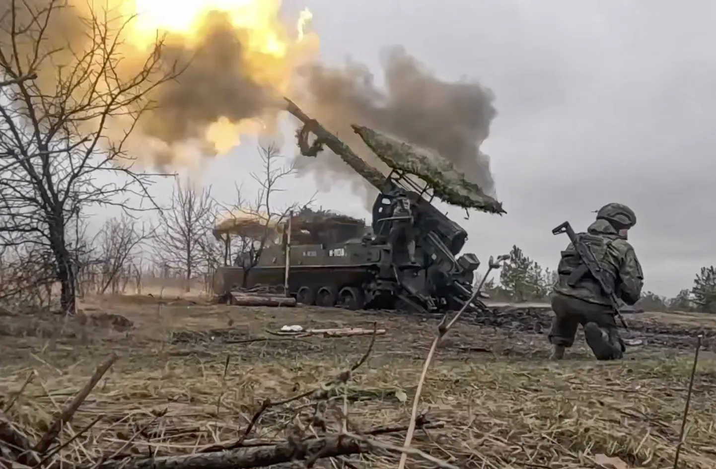 Venemaa 152-millimeetrine liikurhaubits 2S5 Giatsint-S tulistab Ukraina positsioonide suunas avalikustamata kohas Ukraina okupeeritud aladel. Kaader pärineb Venemaa kaitseministeeriumi levitatud videost.