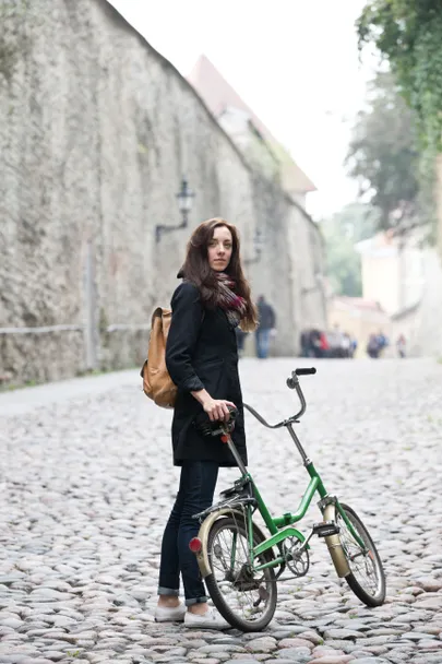 Oma argise liiklusvahendiga: Loore Martma käib kodunt Kalamajast vanalinna Von Krahli teatrisse proovi jalgrattaga. (Foto: Liis Treimann)