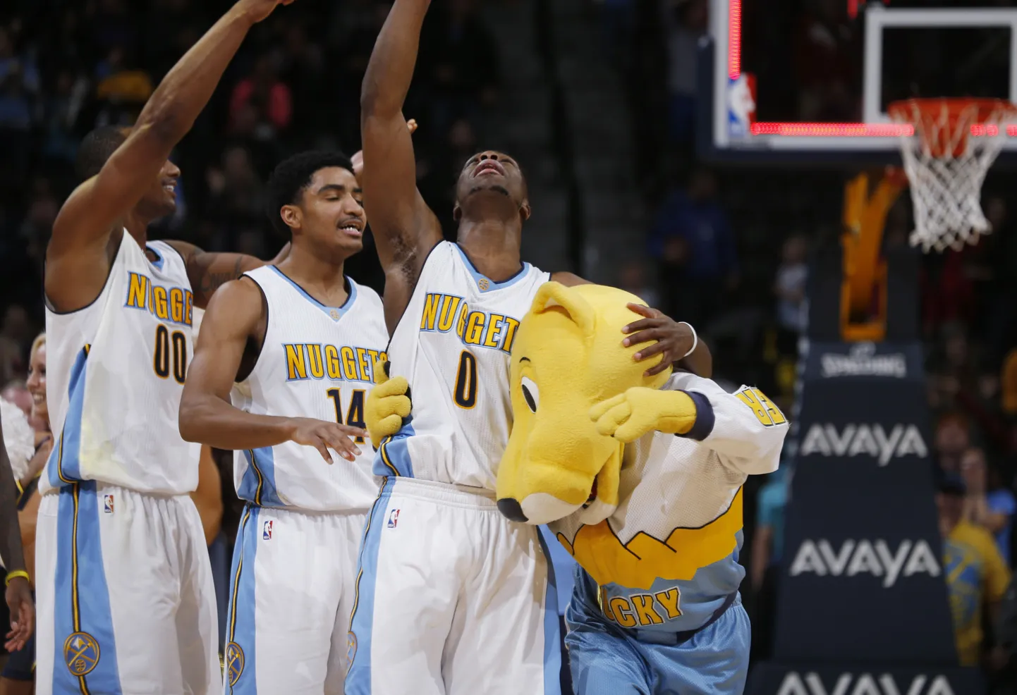 Emmanuel Mudiay tiimikaaslastega rõõmustamas.