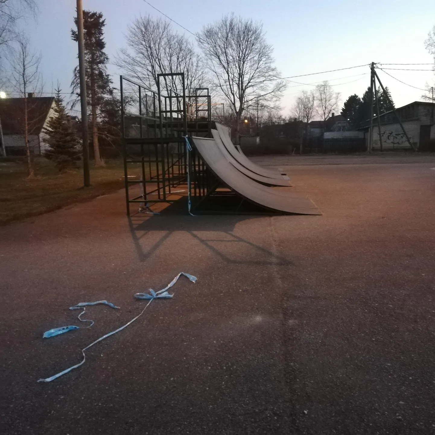 Sindi rulaparki piiranud lindid on maha tõmmatud.