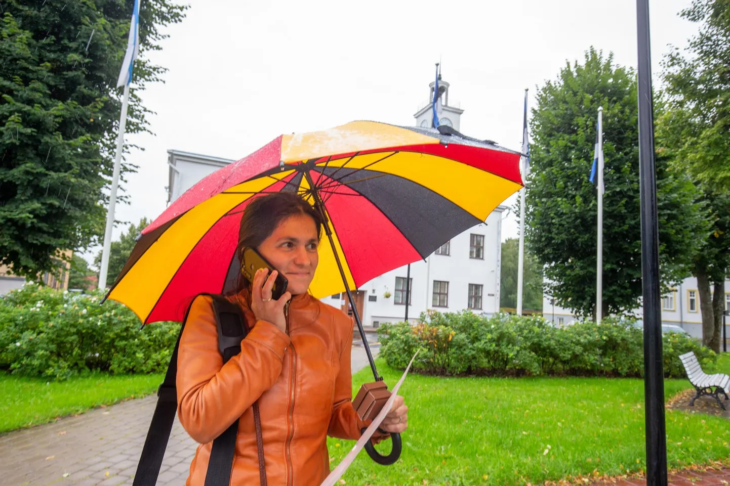 2021. aasta 25. augustil kogunesid linnavalitsuse ette meeleavaldajad, et protesteerida Uue tänava puude raiumise ja toonaste linnajuhtide suhtlusstiili vastu ning anda üle rändauhind "Raagus oks". Pildil Farištamo Eller