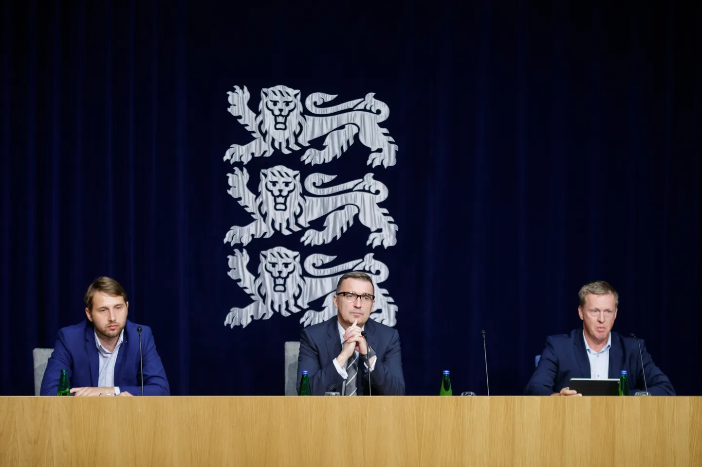 Keskkriminaalpolitsei küberkuritegude büroo juht Oskar Gross, ettevõtlus- ja infotehnoloogiaminister Andres Sutt ning RIA juht Margus Noormaa andsid teada küberintsidendist, mille käigus õnnestus ründajal alla laadida 286 438 inimese fotod.