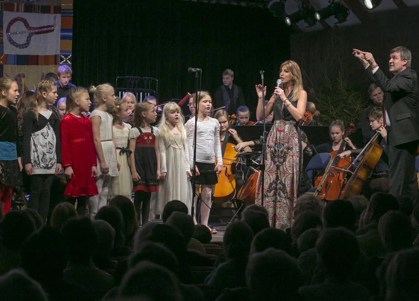 Mudilaskoor laulab koos Maarja-Liis Ilusaga laulu «Do-re-mi» filmist «Helisev muusika».