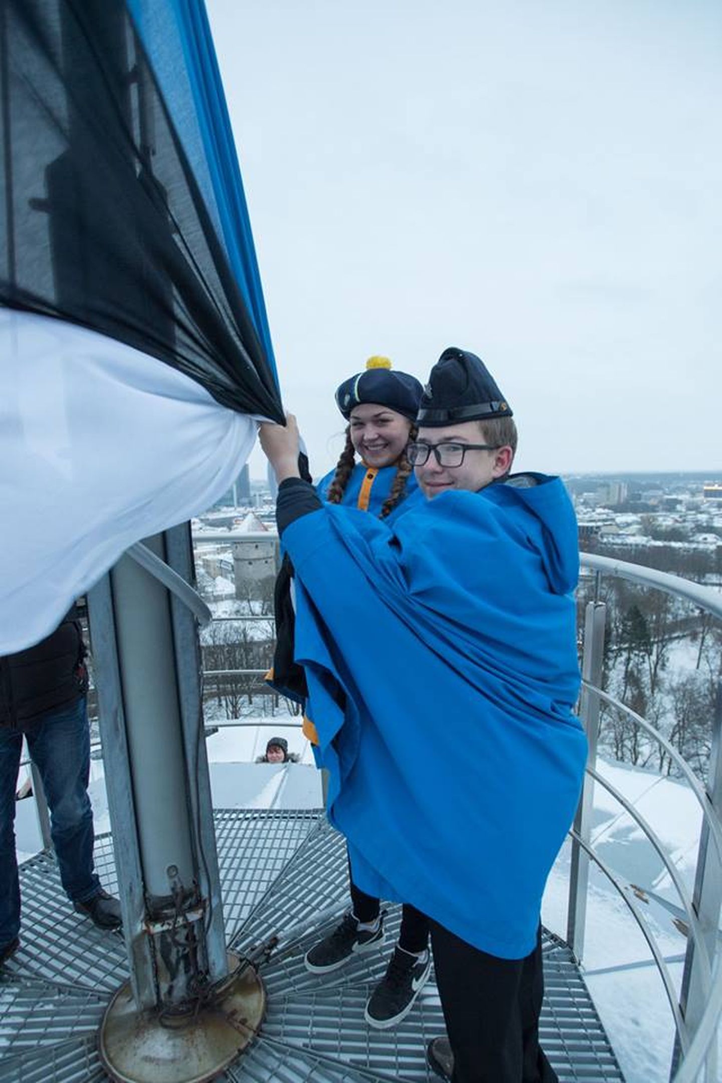 Tänased lipuheiskajad Jaanika Lang ja Hanno-Laur Kunnus tulid pealinna kaugelt Võrumaalt.