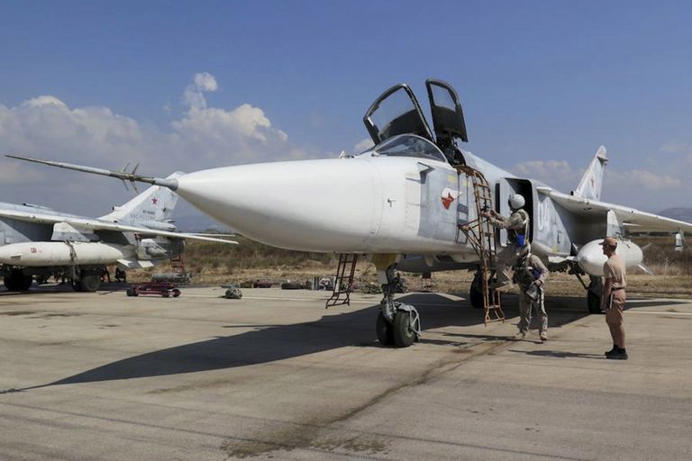 Venemaa kahemootoriline ründelennuk Suhhoi Su-24 Süürias Türgi piiri lähedal asuvas Hmeymimi õhubaasis. Fotod: Scanpix