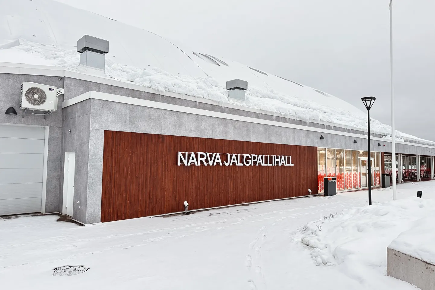 Narva jalgpalli ja kergejõustiku pneumohall on pärast laastavat lumesadu remonditöödeks suletud. Uuesti lubatakse hall avada selle nädala lõpuks.