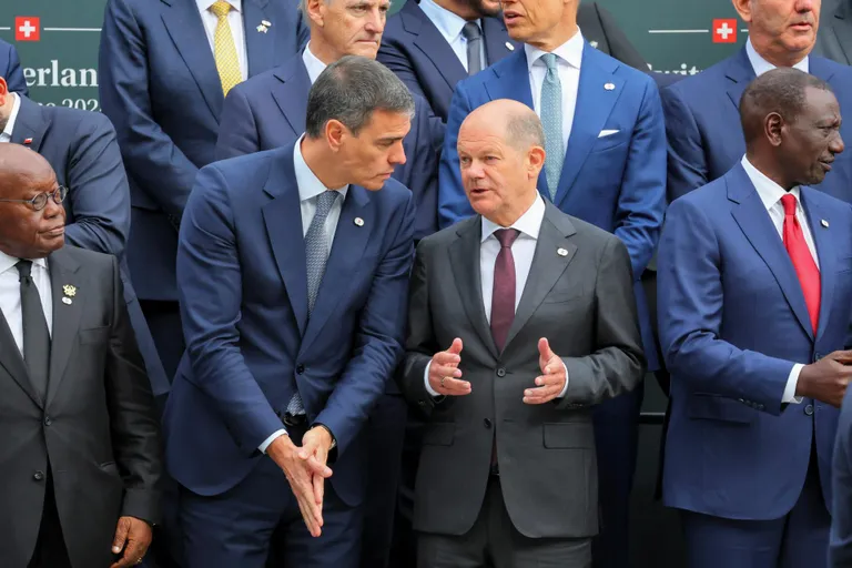 Parteiperede kõnelustel sotside nimel rääkinud Hispaania peaminister Pedro Sanchez ja Saksa liidukantsler Olaf Scholz sättisid ka paar päeva enne seda Ukraina rahukonverentsi grupipildil end kõrvuti.