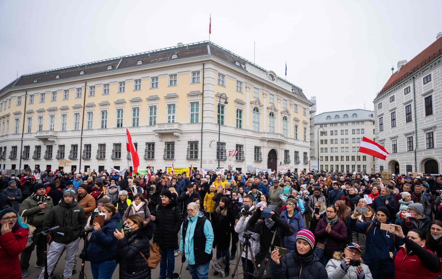 Vaktsiinivastaste meeleavaldus pühapäeval Ballhausplatzil Viinis. 