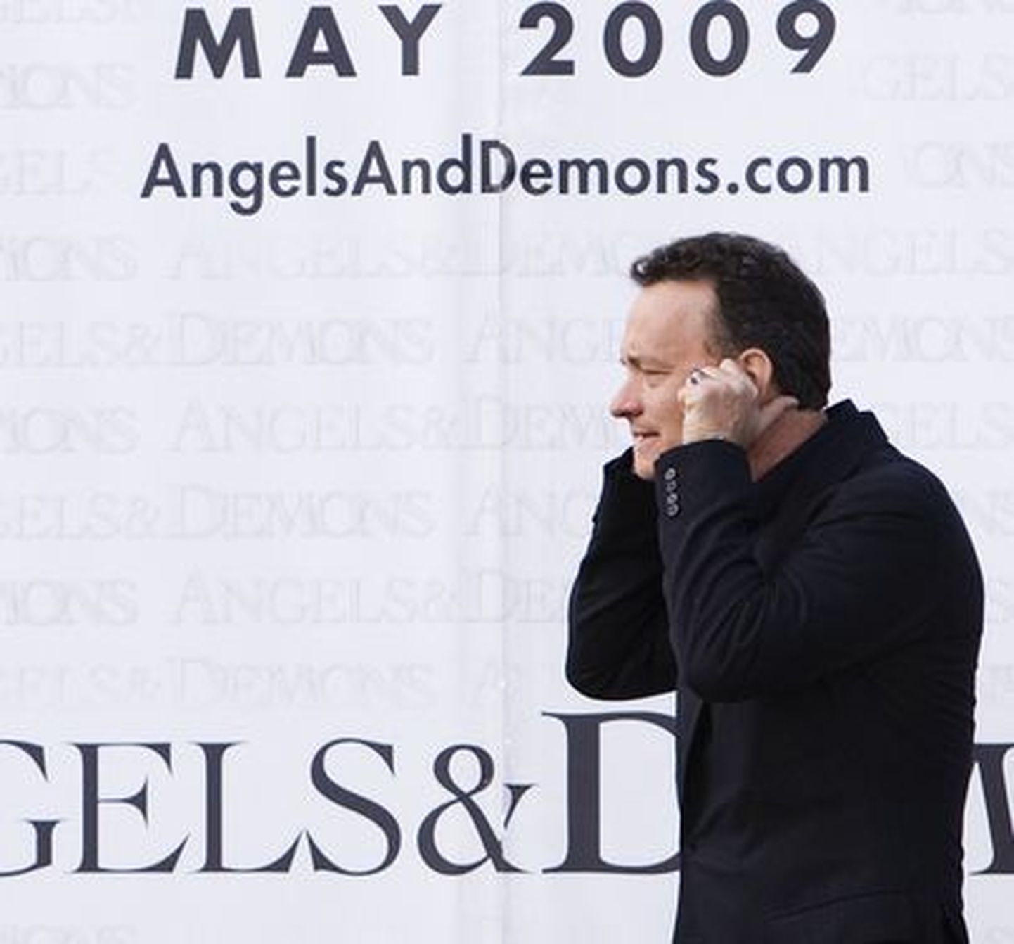 Tom Hanks filmi «Inglid ja deemonid» reklaamplakati taustal