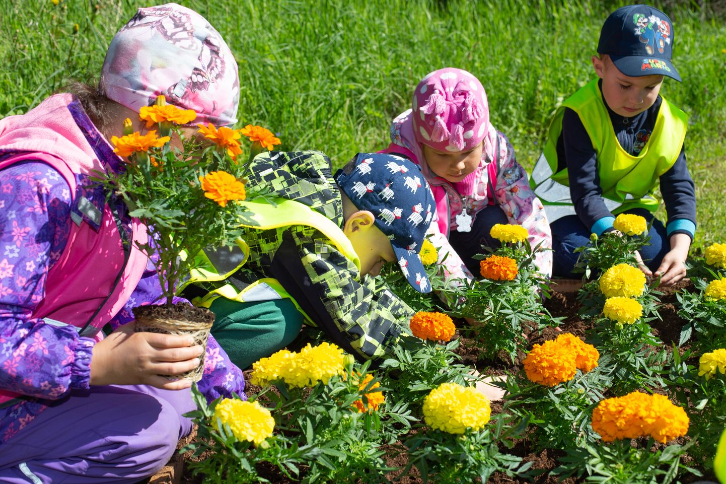Laste istutatud erksates värvides lilled püüavad kõigi Kohtla-Nõmmele tulijate pilku.