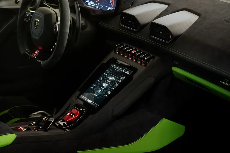 Automobili Lamborghini esitleb: Huracán Tecnica – tagaveoline, V10 jõuallikaga supersportauto ühendab disaini- ja inseritöö tippsaavutused.