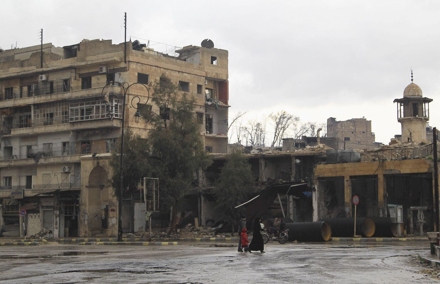 Tsiviilisikud inimtühjal tänaval Aleppos (Süüria).
