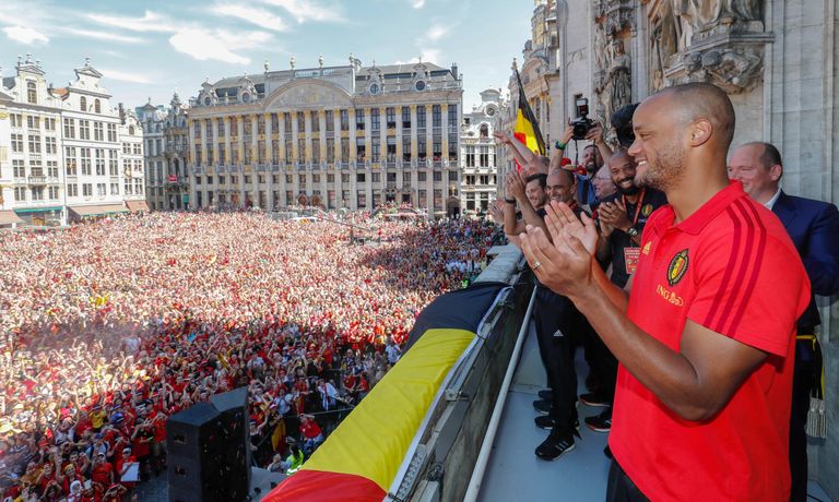 Vincent Kompany plaksutamas Brüsseli keskväljakule kogunenud toetajatele.