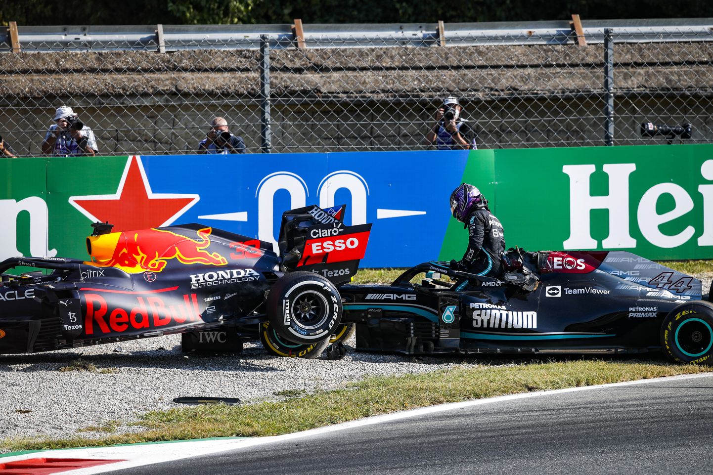 Lewis Hamilton (pildil) ja Max Verstappen ei mahtunud täna rajale taas ära.