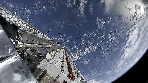 ЧТО СЛУЧИЛОСЬ? ⟩ SpaceX возвращает с орбиты сразу сотню спутников Starlink