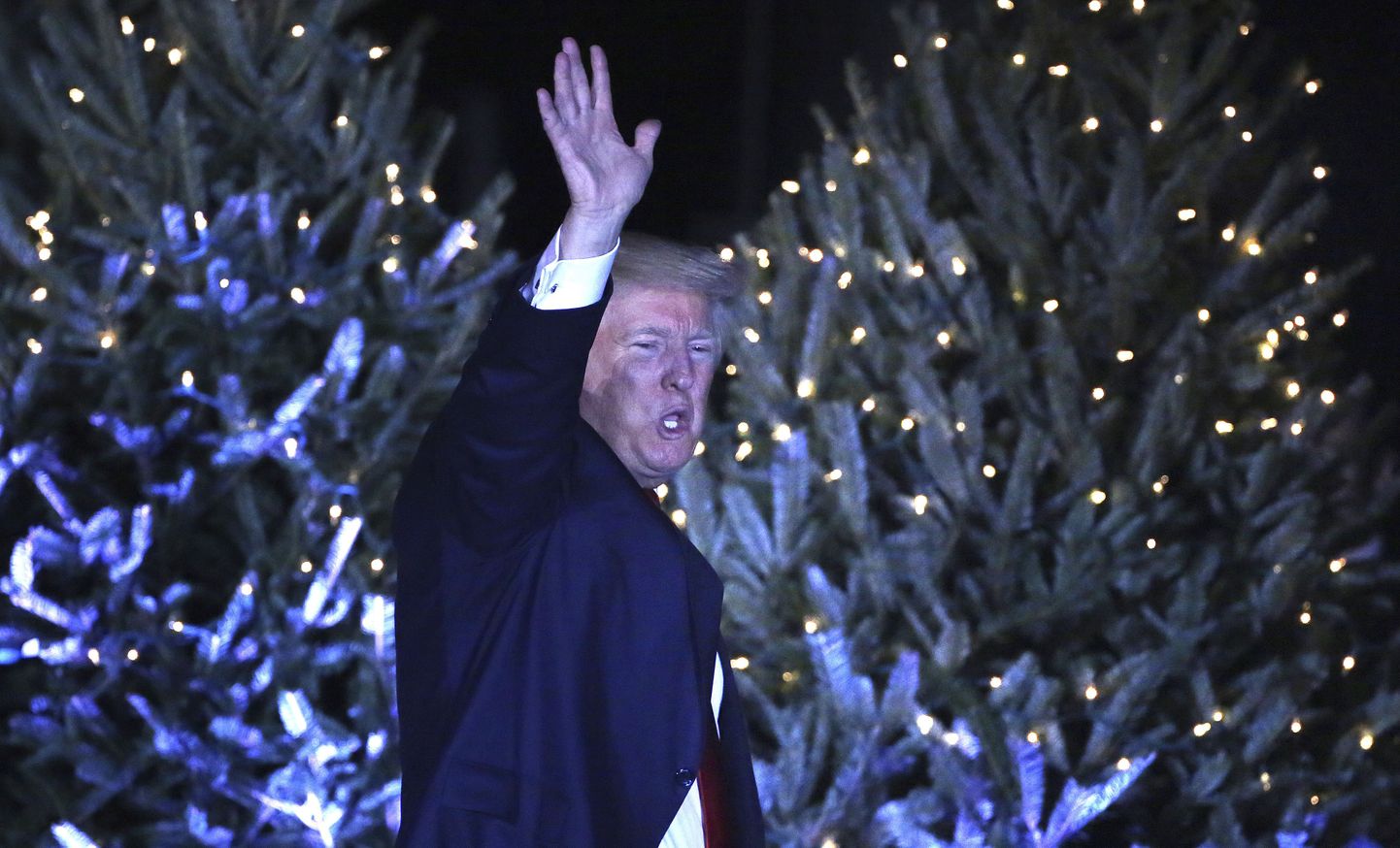 Donald Trump jõulurekvisiitidega.