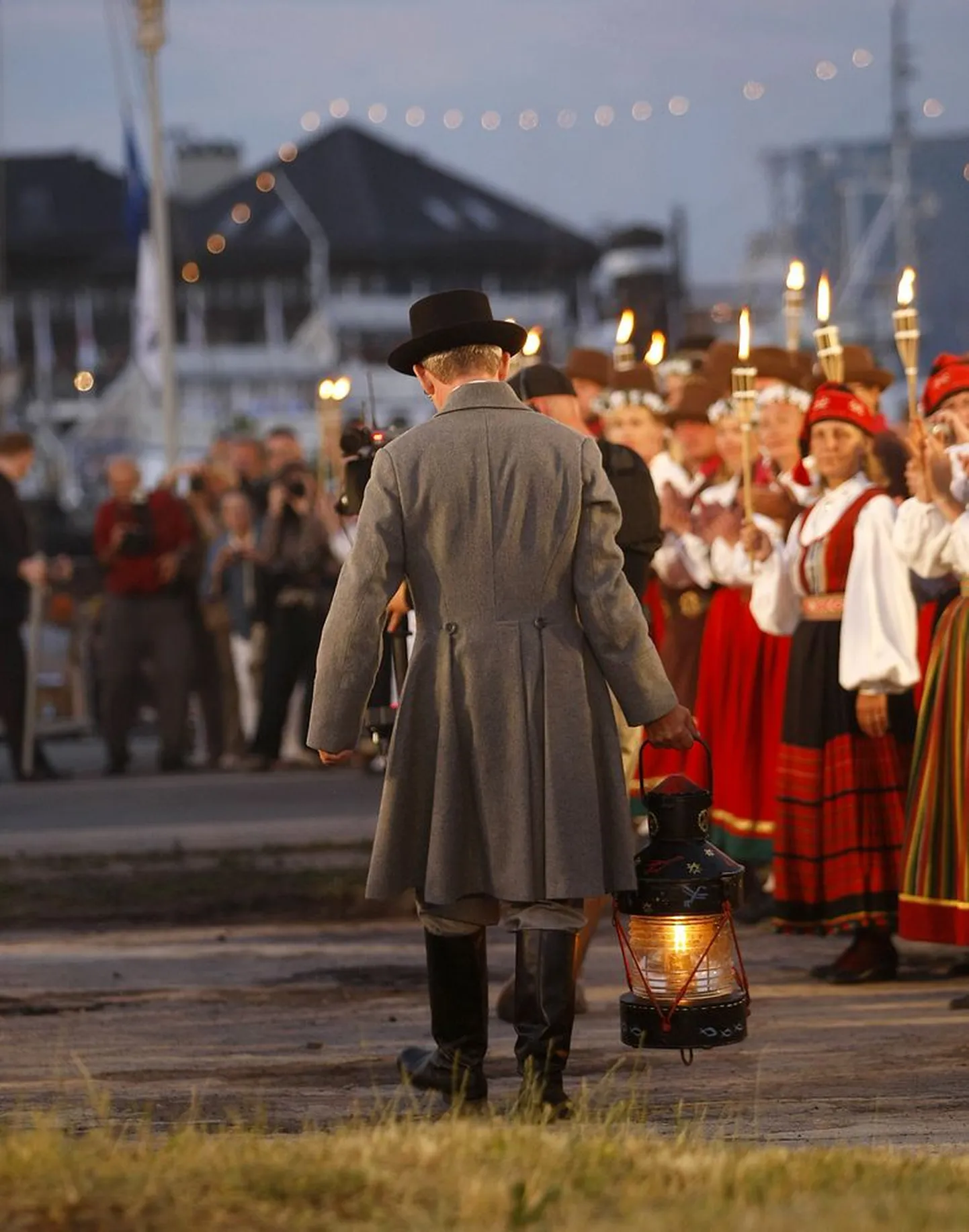 Laulu- ja tantsupeo tuli jõudis neljapäeval, 2. juulil kell 22.40 Tallinna. Admiraliteedi basseini ääres peeti sel puhul maha lustlik pidu.